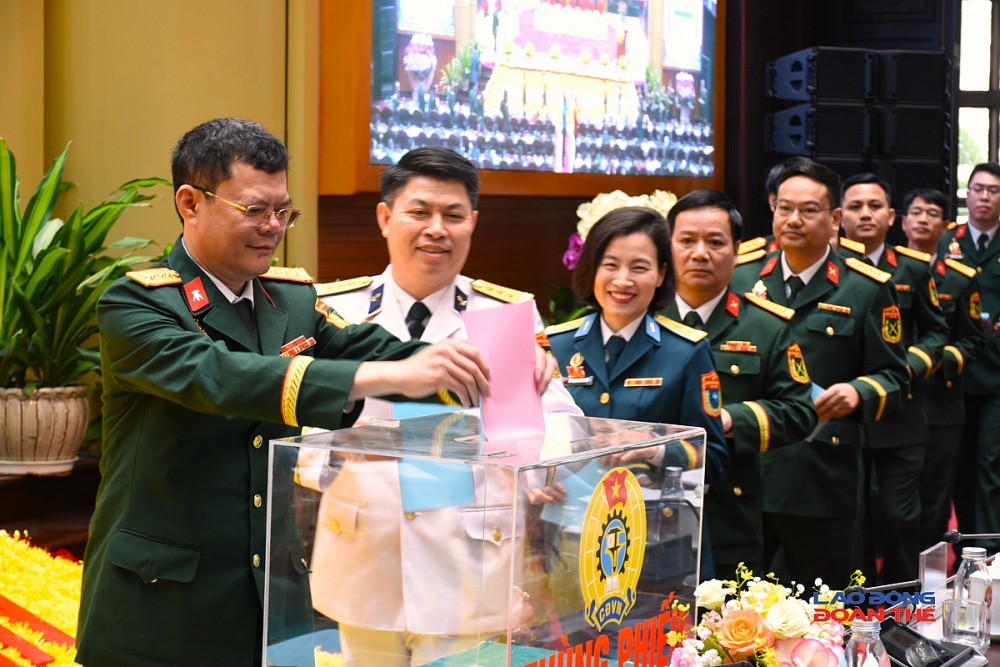 Đại tá Trần Thanh Sơn, Chủ tịch CĐCS Nhà máy Z121, Tổng cục CNQP bỏ phiếu bầu đại biểu dự Đại hội đại biểu Công đoàn Việt Nam lần thứ XIV. Ảnh: Nguyễn Việt