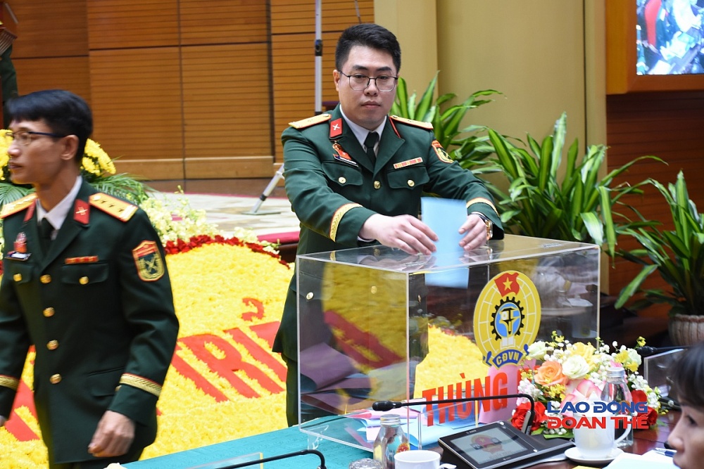 Thiếu tá Trương Quốc Chính, Trợ lý Ban Công đoàn Quốc phòng bỏ phiếu bầu đại biểu dự Đại hội đại biểu Công đoàn Việt Nam lần thứ XIV. Ảnh: Nguyễn Việt