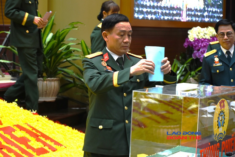  Đại tá Nguyễn Văn Đề, Trưởng Ban Công đoàn Quốc phòng, Ủy viên Đoàn Chủ tịch Tổng Liên đoàn Lao động Việt Nam bỏ phiếu bầu đại biểu dự Đại hội đại biểu Công đoàn Việt Nam lần thứ XIV. Ảnh: Nguyễn Việt