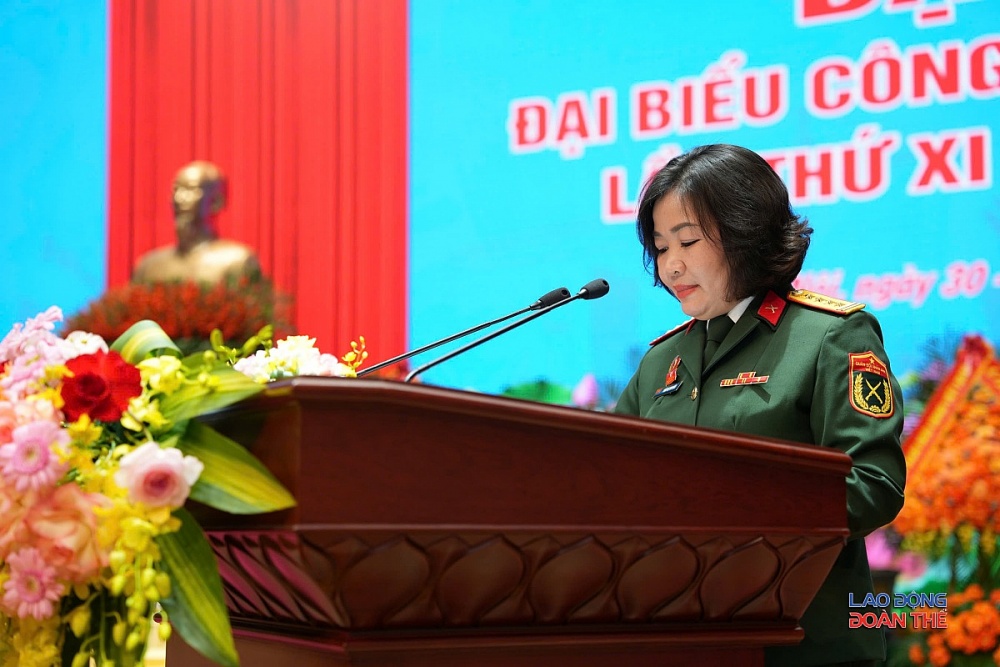 Đại tá Trần Thị Thu Hiền, Phó Trưởng ban Công đoàn Quốc phòng giới thiệu đại biểu, thông báo Quyết nghị của Thường vụ Quân uỷ Trung ương. Ảnh: Mạnh Thắng