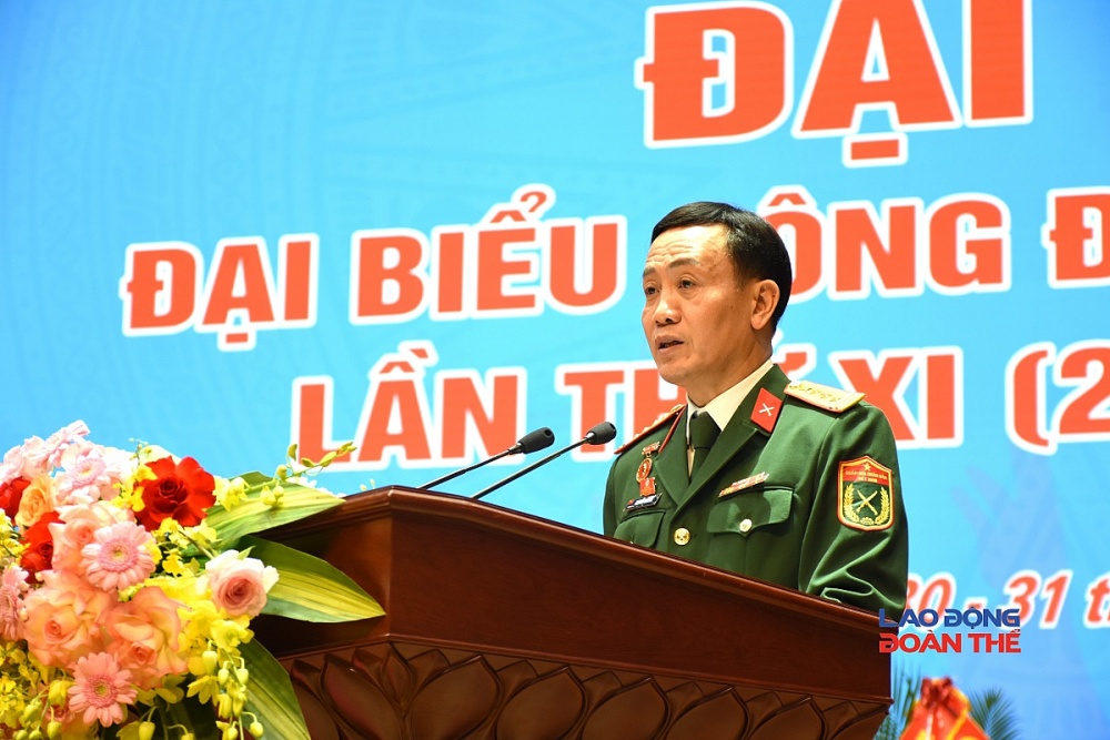  Đại tá Nguyễn Văn Đề, Trưởng Ban Công đoàn Quốc phòng, Ủy viên Đoàn Chủ tịch Tổng Liên đoàn Lao động Việt Nam Báo cáo tổng hợp ý kiến của đại hội. Ảnh: Nguyễn Việt