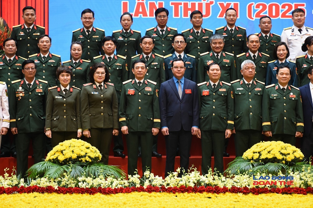 Đại tướng Phan Văn Giang, Ủy viên Bộ Chính trị, Phó Bí thư Quân ủy Trung ương, Bộ trưởng Bộ Quốc phòng và đồng chí Nguyễn Đình Khang, Ủy viên Ban Chấp hành Trung ương Đảng, Phó Chủ tịch Ủy ban Trung ương Mặt trận Tổ quốc Việt Nam, Chủ tịch Tổng Liên đoàn Lao động Việt Nam (đứng giữa) chụp ảnh lưu niệm cùng các đại biểu tham dự Đại hội. Ảnh: Nguyễn Việt