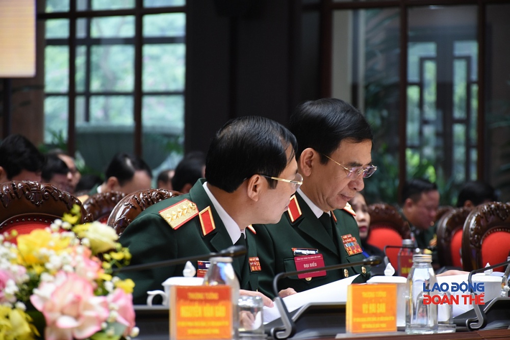 Đại tướng Phan Văn Giang, Ủy viên Bộ Chính trị, Phó Bí thư Quân ủy Trung ương, Bộ trưởng Bộ Quốc phòng (bên phải) và Đại tướng Nguyễn Tân Cương, Ủy viên Trung ương Đảng, Ủy viên Thường vụ Quân ủy Trung ương, Tổng Tham mưu trưởng QĐND Việt Nam, Thứ trưởng 