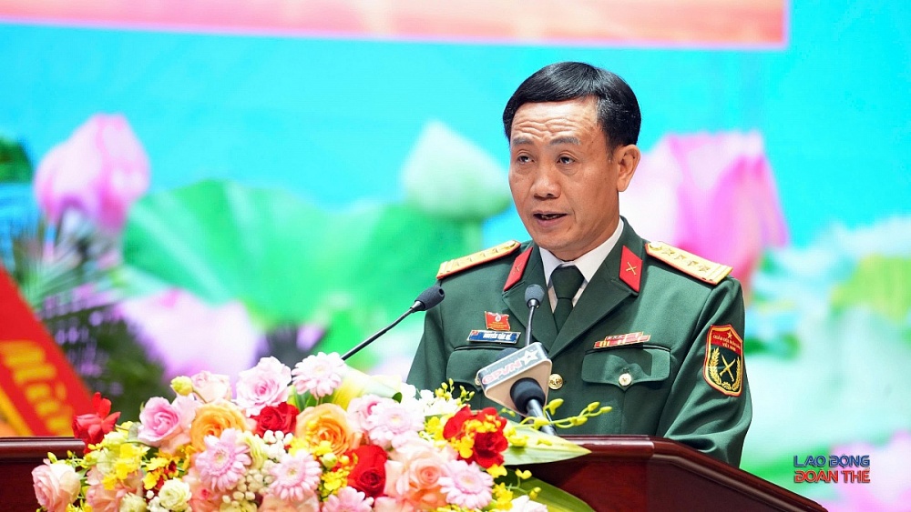 Đại tá Nguyễn Văn Đề, Trưởng Ban Công đoàn Quốc phòng, Ủy viên Đoàn Chủ tịch Tổng Liên đoàn Lao động Việt Nam trình bày báo cáo Chính trị của Tổng cục Chính trị. Ảnh: Mạnh Thắng