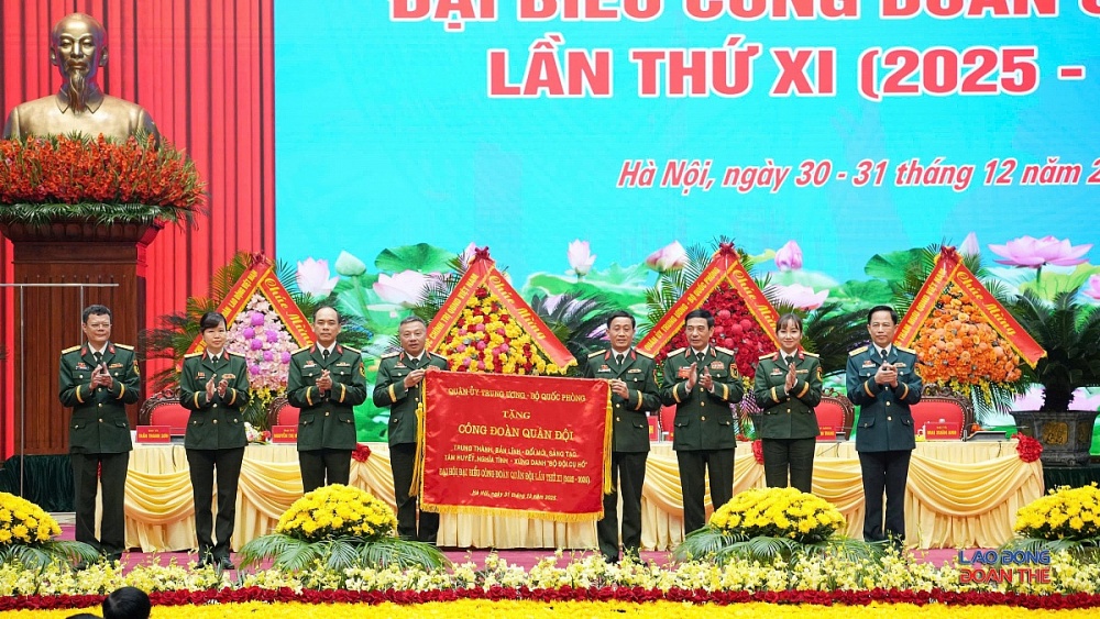 Một trong những khoảnh khắc mang tính biểu tượng nhất của Đại hội là khi Quân ủy Trung ương, Bộ Quốc phòng trao tặng bức trướng với 16 chữ vàng: “TRUNG THÀNH, BẢN LĨNH - ĐỔI MỚI, SÁNG TẠO - TÂM HUYẾT, NGHĨA TÌNH, XỨNG DANH BỘ ĐỘI CỤ HỒ”. Ảnh: Mạnh Thắng