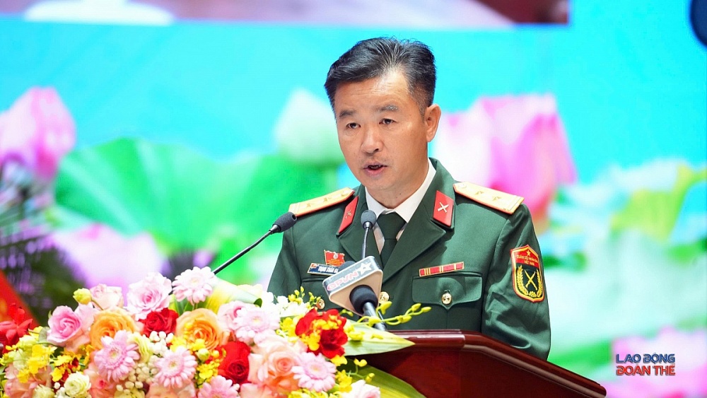 Trung tá QNCN Trịnh Xuân Giang, Đoàn đại biểu Binh đoàn 15 phát biểu tham luận với chủ đề “Nâng cao hiệu quả công tác tuyên truyền, phổ biến giáo dục pháp luật gắn với xây dựng và nhân rộng các mô hình hoạt động công đoàn”. Ảnh: Mạnh Thắng 