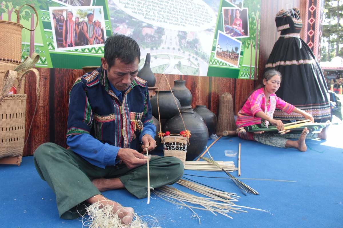 Mạch ngầm cao nguyên – Bài 3: Gác lại nỗi niềm riêng, chung sức cùng buôn làng