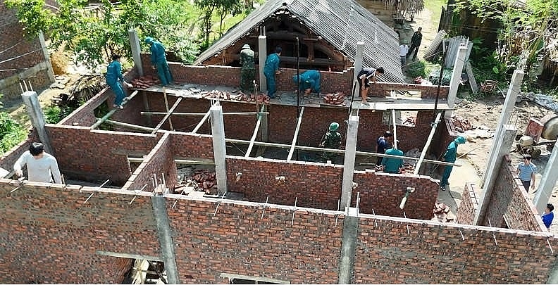 Lực lượng thuộc Bộ Chỉ huy quân sự tỉnh Phú Thọ chung sức giúp đồng bào xóa nhà tạm, nhà dột nát tại xã Xuân Đài. Ảnh: Đào An/TTXVN