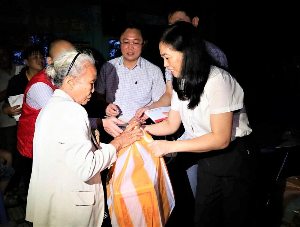 Bà Nguyễn Thị Thanh Phương - Phó Chủ tịch Ủy ban MTTQ Việt Nam TP Đà Nẵng tặng quà người dân vùng lũ. Ảnh: Nguyễn Tín. Bà Nguyễn Thị Thanh Phương - Phó Chủ tịch Ủy ban MTTQ Việt Nam TP Đà Nẵng tặng quà người dân vùng lũ. Ảnh: Nguyễn Tín.