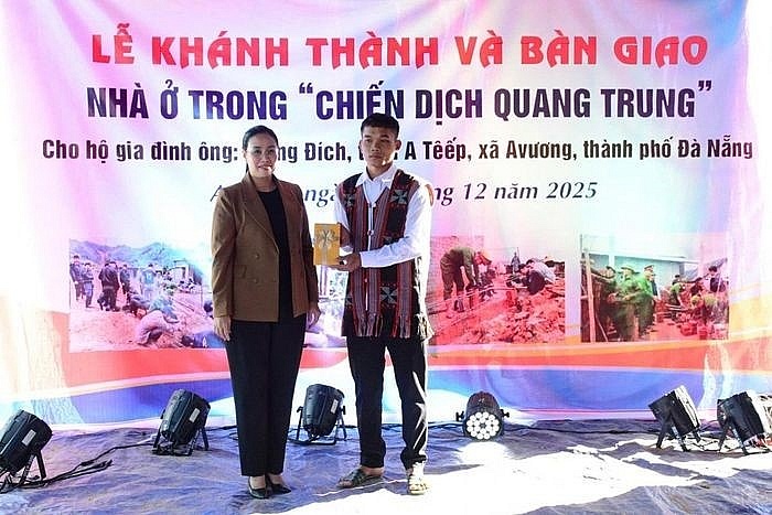 Bà Nguyễn Thị Anh Thi, Phó Chủ tịch UBND thành phố Đà Nẵng trao quà tặng ông A Lăng Đích nhân ngày khánh thành và bàn giao nhà mới. Bà Nguyễn Thị Anh Thi, Phó Chủ tịch UBND thành phố Đà Nẵng trao quà tặng ông A Lăng Đích nhân ngày khánh thành và bàn giao nhà mới.