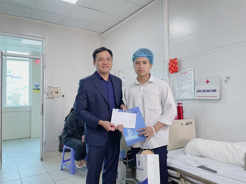 , Anh Phan Hoài Nam – Chủ tịch Công đoàn VNPT-IT đến thăm hỏi, động viên và trao hỗ trợ tới anh Lê Quang Vũ – Kỹ sư Line Nền tảng dữ liệu, Trung tâm Giải pháp Chính phủ số (DGS). Ảnh: ĐVCC , Anh Phan Hoài Nam – Chủ tịch Công đoàn VNPT-IT đến thăm hỏi, động viên và trao hỗ trợ tới anh Lê Quang Vũ – Kỹ sư Line Nền tảng dữ liệu, Trung tâm Giải pháp Chính phủ số (DGS). Ảnh: ĐVCC