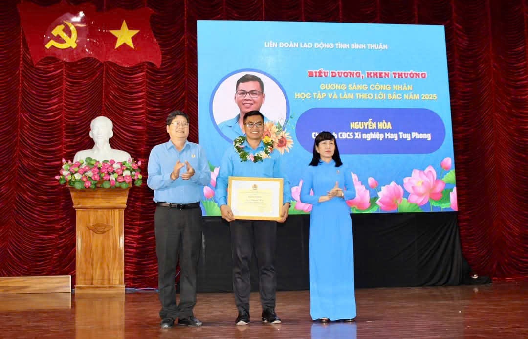 Phía sau chúng tôi là 2.350 gia đình công nhân đang tin tưởng, gửi gắm và hy vọng Phía sau chúng tôi là 2.350 gia đình công nhân đang tin tưởng, gửi gắm và hy vọng