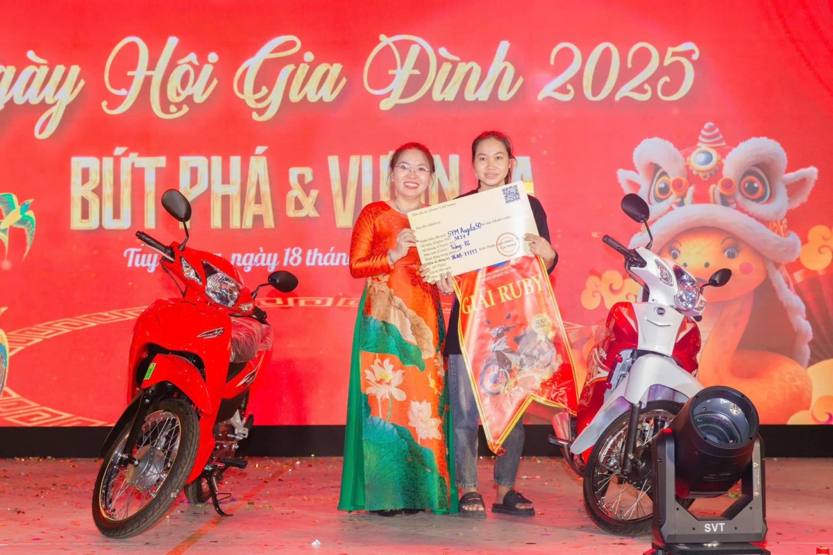 Phía sau chúng tôi là 2.350 gia đình công nhân đang tin tưởng, gửi gắm và hy vọng Phía sau chúng tôi là 2.350 gia đình công nhân đang tin tưởng, gửi gắm và hy vọng