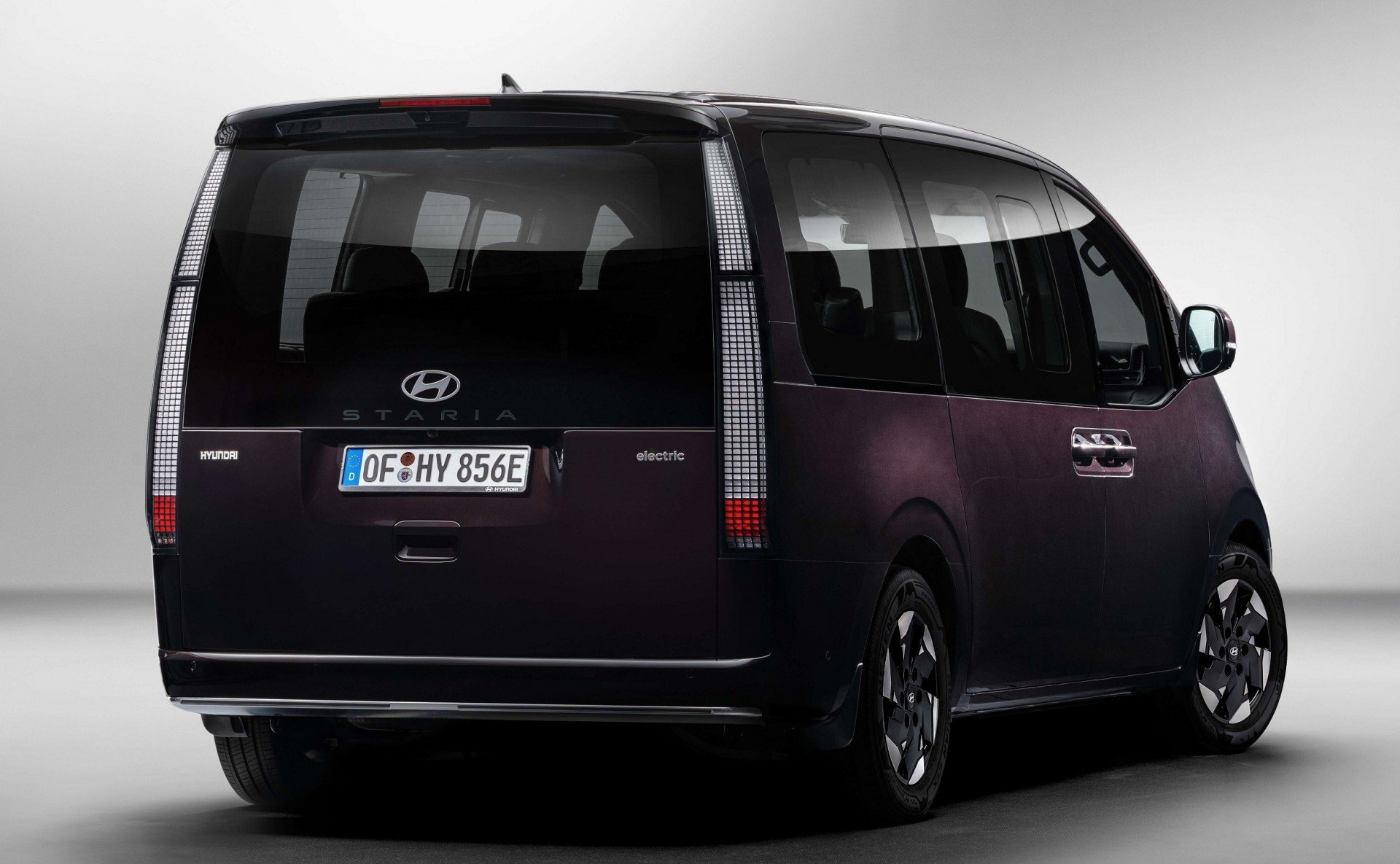 Cận cảnh Hyundai Staria EV 2026, sạc nhanh chỉ với 20 phút