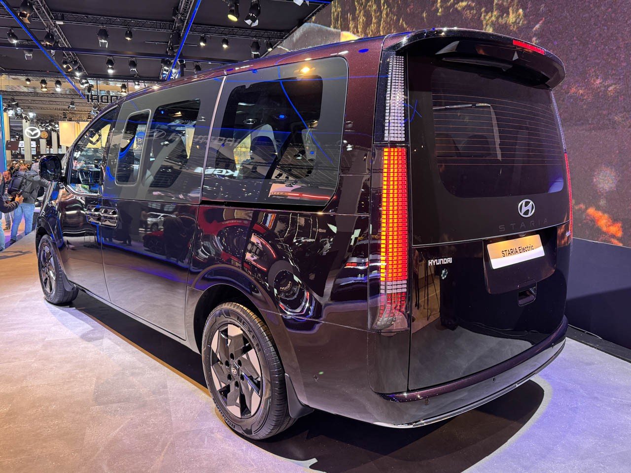 Cận cảnh Hyundai Staria EV 2026, sạc nhanh chỉ với 20 phút