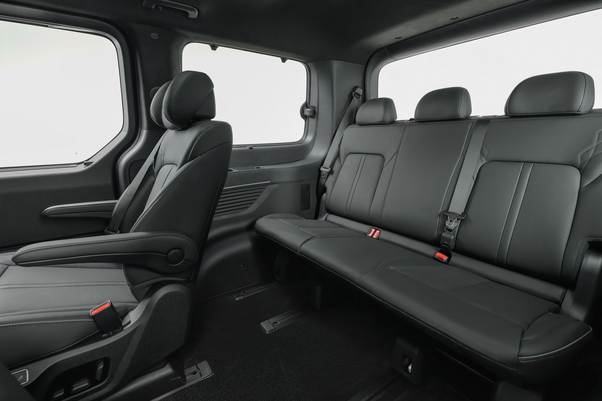 Cận cảnh Hyundai Staria EV 2026, sạc nhanh chỉ với 20 phút