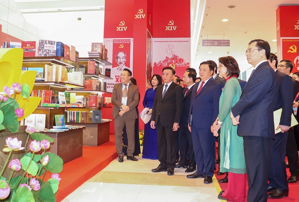 Trước lễ Khai trương Trung tâm Báo chí và Họp báo quốc tế về Đại hội đại biểu toàn quốc lần thứ XIV của Đảng, các đồng chí lãnh đạo Đảng, Nhà nước cùng đông đảo đại biểu đã tham quan Triển lãm “Từ Đại hội đến Đại hội”; Khu trưng bày sách, báo; Khu triển lãm ảnh “Dưới cờ Đảng, đất nước tiến vào kỷ nguyên mới”; Lễ phát hành đặc biệt bộ tem bưu chính chào mừng Đại hội Đại biểu toàn quốc lần thứ XIV của Đảng. Ảnh: Trung tâm Báo chí Đại hội XIV