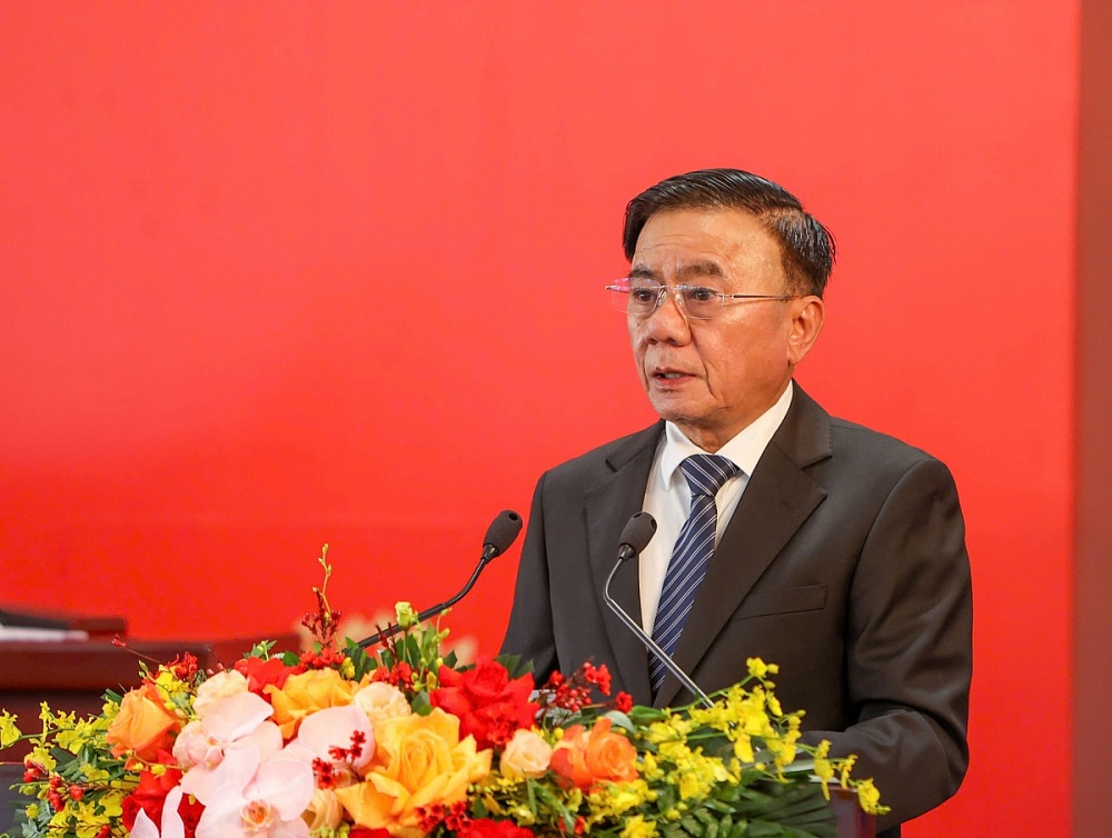 đồng chí Trần Cẩm Tú, Ủy viên Bộ Chính trị, Thường trực Ban Bí thư Phát biểu tại Họp báo. Ảnh: Trung tâm Báo chí Đại hội XIV 