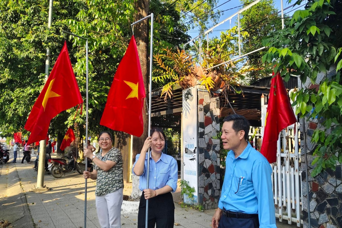 Rạng rỡ sắc cờ hoa, gửi trọn niềm tin hướng về Đại hội XIV của Đảng