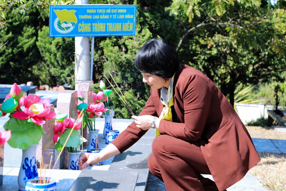 Rạng rỡ sắc cờ hoa, gửi trọn niềm tin hướng về Đại hội XIV của Đảng