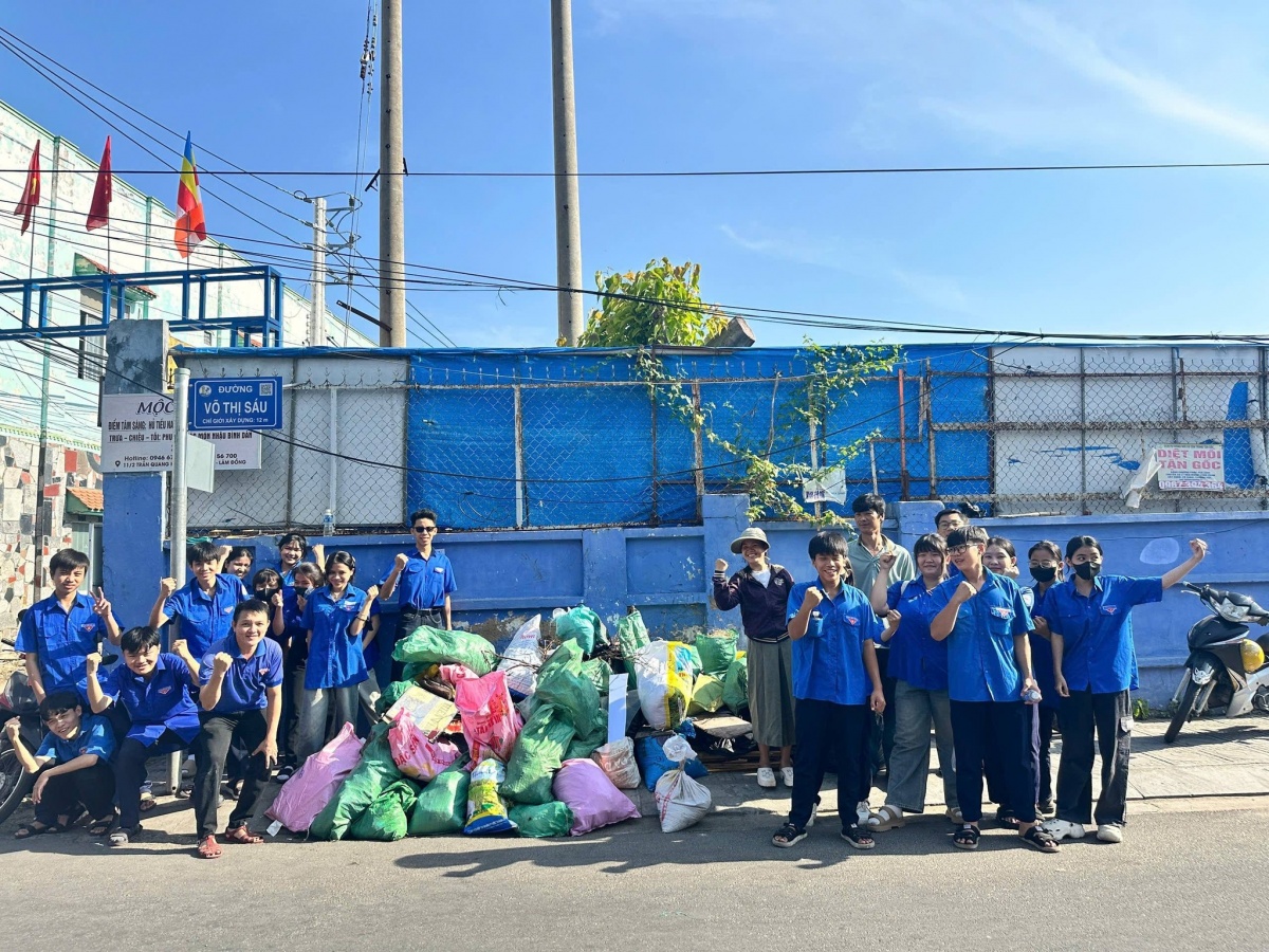 Rạng rỡ sắc cờ hoa, gửi trọn niềm tin hướng về Đại hội XIV của Đảng