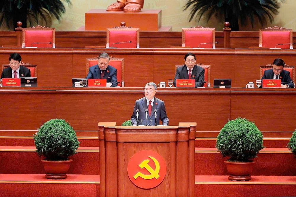 Uỷ viên Bộ Chính trị, Bí thư Trung ương Đảng, Trưởng Ban Tổ chức Trung ương Lê Minh Hưng báo cáo tiếp thu ý kiến các đoàn đại biểu góp ý vào quy chế làm việc của Đại hội và toàn văn dự thảo Quy chế làm việc đã tiếp thu ý kiến các đoàn đại biểu. Ảnh: Trung tâm Báo chí Đại hội XIV