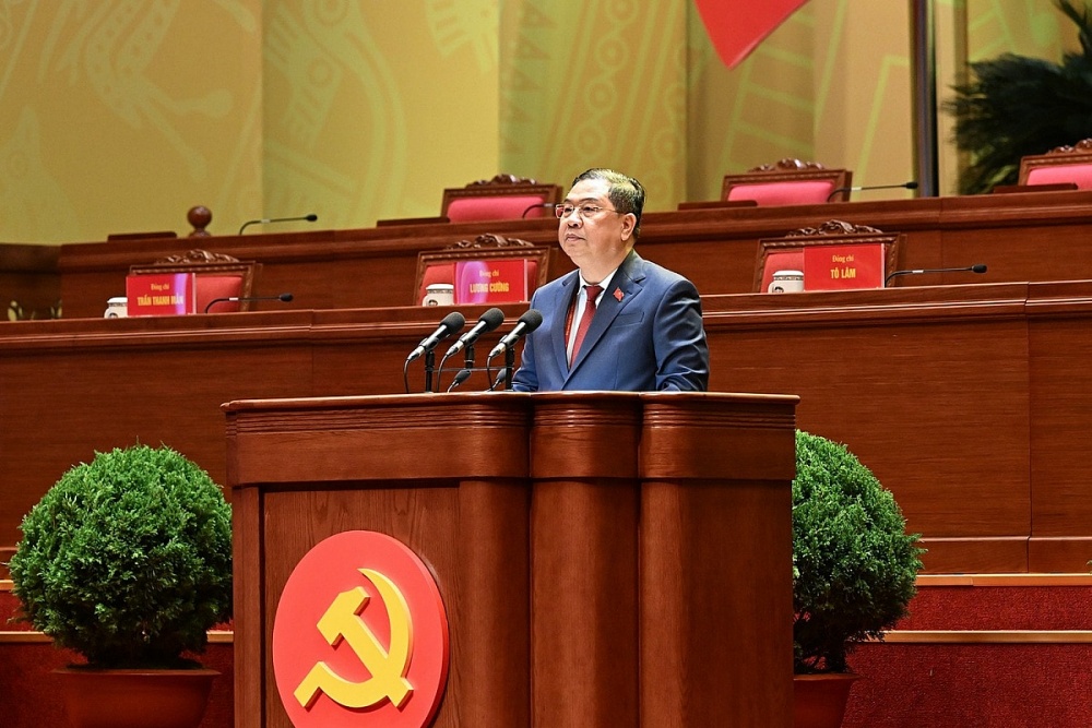 Ủy viên Trung ương Đảng, Chánh Văn phòng Trung ương Đảng Phạm Gia Túc phát biểu, đề nghị Đại hội dành 1 phút mặc niệm tưởng nhớ cố Tổng Bí thư Nguyễn Phú Trọng và các đồng chí Ủy viên BCH TƯ khóa XIII đã từ trần trong nhiệm kỳ Đại hội XIII. Ảnh: Trung tâm Báo chí Đại hội XIV