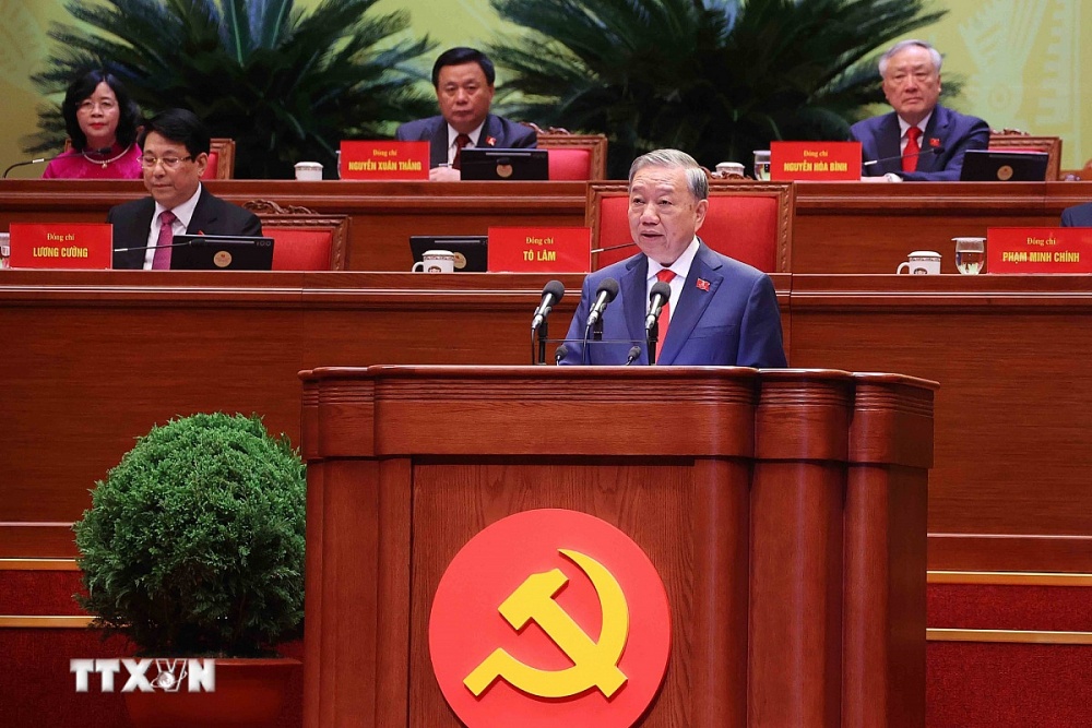 Tổng Bí thư Tô Lâm trình bày Báo cáo của Ban Chấp hành Trung ương Đảng khóa XIII về các văn kiện trình Đại hội XIV của Đảng. (Ảnh: TTXVN)