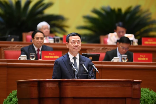 Đồng chí Nguyễn Mạnh Hùng, Ủy viên Trung ương Đảng, Bí thư Đảng ủy, Bộ trưởng Bộ Khoa học và Công nghệ, trình bày tham luận về vấn đề “Giải pháp đột phá phát triển khoa học công nghệ, đổi mới sáng tạo và chuyển đổi số quốc gia trở thành động lực chính xác lập mô hình tăng trưởng mới và phát triển bền vững quốc gia”. Ảnh: Trung tâm Báo chí Đại hội XIV Đồng chí Nguyễn Mạnh Hùng, Ủy viên Trung ương Đảng, Bí thư Đảng ủy, Bộ trưởng Bộ Khoa học và Công nghệ, trình bày tham luận về vấn đề “Giải pháp đột phá phát triển khoa học công nghệ, đổi mới sáng tạo và chuyển đổi số quốc gia trở thành động lực chính xác lập mô hình tăng trưởng mới và phát triển bền vững quốc gia”. Ảnh: Trung tâm Báo chí Đại hội XIV