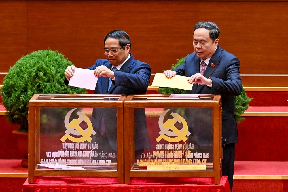 Thủ tướng Phạm Minh Chính, Chủ tịch Quốc hội Trần Thanh Mẫn bỏ phiếu bầu Ủy viên Trung ương chính thức và Ủy viên dự khuyết Ban Chấp hành Trung ương Đảng khóa XIV. Ảnh: Trung tâm báo chí Đại hội XIV