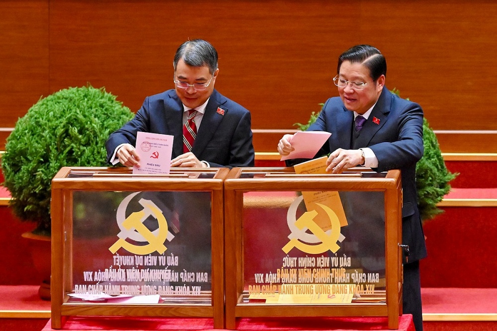 Trưởng Ban Tổ chức Trung ương Lê Minh Hưng, Trưởng Ban Nội chính Trung ương Phan Đình Trạc bỏ phiếu bầu Ủy viên Trung ương chính thức và Ủy viên dự khuyết Ban Chấp hành Trung ương Đảng khóa XIV. Ảnh: Trung tâm báo chí Đại hội XIV