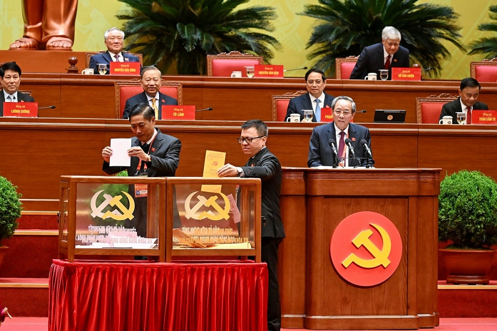 Ủy viên Ban Thường vụ Đảng ủy các cơ quan Đảng Trung ương, Tổng Biên tập Báo Nhân Dân, Phó Trưởng Ban Tuyên giáo và Dân vận Trung ương, Chủ tịch Hội Nhà báo Việt Nam Lê Quốc Minh (phải) bỏ phiếu bầu Ủy viên Trung ương chính thức và Ủy viên dự khuyết Ban Chấp hành Trung ương Đảng khóa XIV. Ảnh: Trung tâm báo chí Đại hội XIV