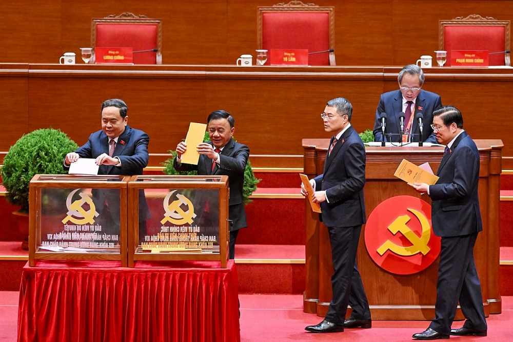 Chủ tịch Quốc hội Trần Thanh Mẫn, Thường trực Ban Bí thư Trần Cẩm Tú, Trưởng Ban Tổ chức Trung ương Lê Minh Hưng bỏ phiếu bầu Ủy viên Trung ương chính thức và Ủy viên dự khuyết Ban Chấp hành Trung ương Đảng khóa XIV. Ảnh: Trung tâm báo chí Đại hội XIV
