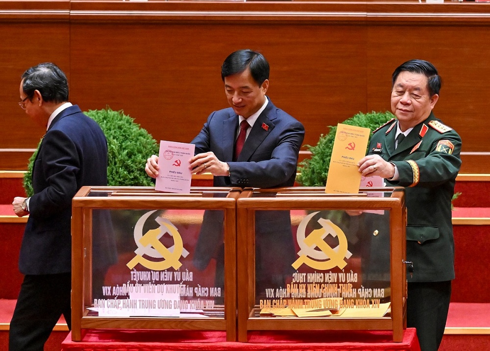 Thường trực Tiểu ban Văn kiện Đại hội XIV Nguyễn Văn Nên, Bí thư Thành ủy Hà Nội Nguyễn Duy Ngọc, Chủ nhiệm Tổng cục Chính trị QĐND Việt Nam Nguyễn Trọng Nghĩa bỏ phiếu bầu Ủy viên Trung ương chính thức và Ủy viên dự khuyết Ban Chấp hành Trung ương Đảng khóa XIV. Ảnh: Trung tâm báo chí Đại hội XIV