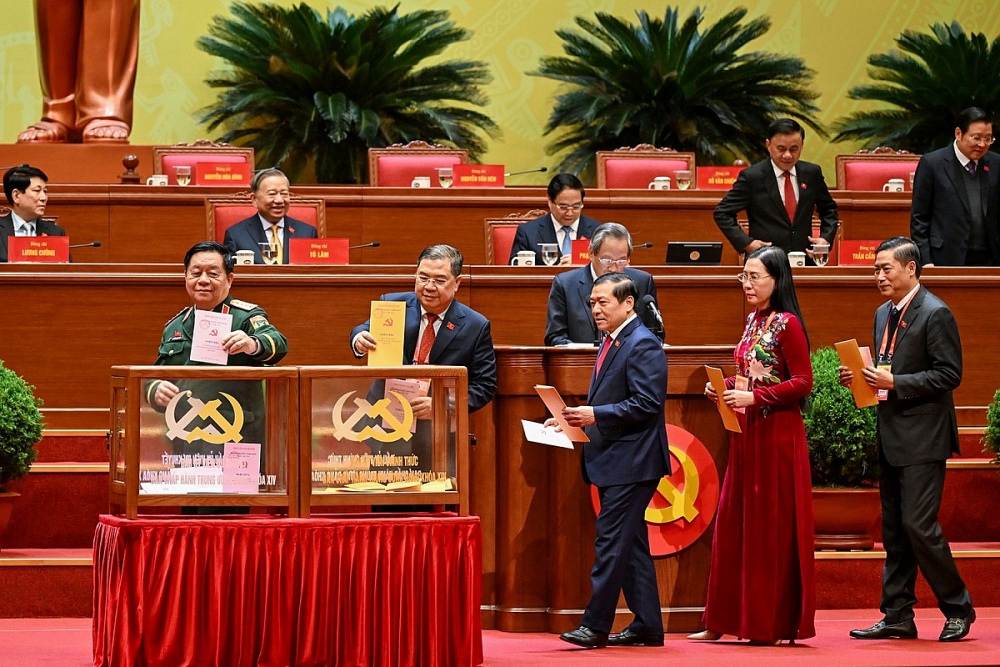 Chủ nhiệm Tổng cục Chính trị QĐND Việt Nam Nguyễn Trọng Nghĩa, Chánh Văn phòng Trung ương Đảng Phạm Gia Túc, Phó trưởng Ban Thường trực Ban Tuyên giáo và Dân vận Trung ương Lại Xuân Môn bỏ phiếu bầu Ủy viên Trung ương chính thức và Ủy viên dự khuyết Ban Chấp hành Trung ương Đảng khóa XIV. Ảnh: Trung tâm báo chí Đại hội XIV