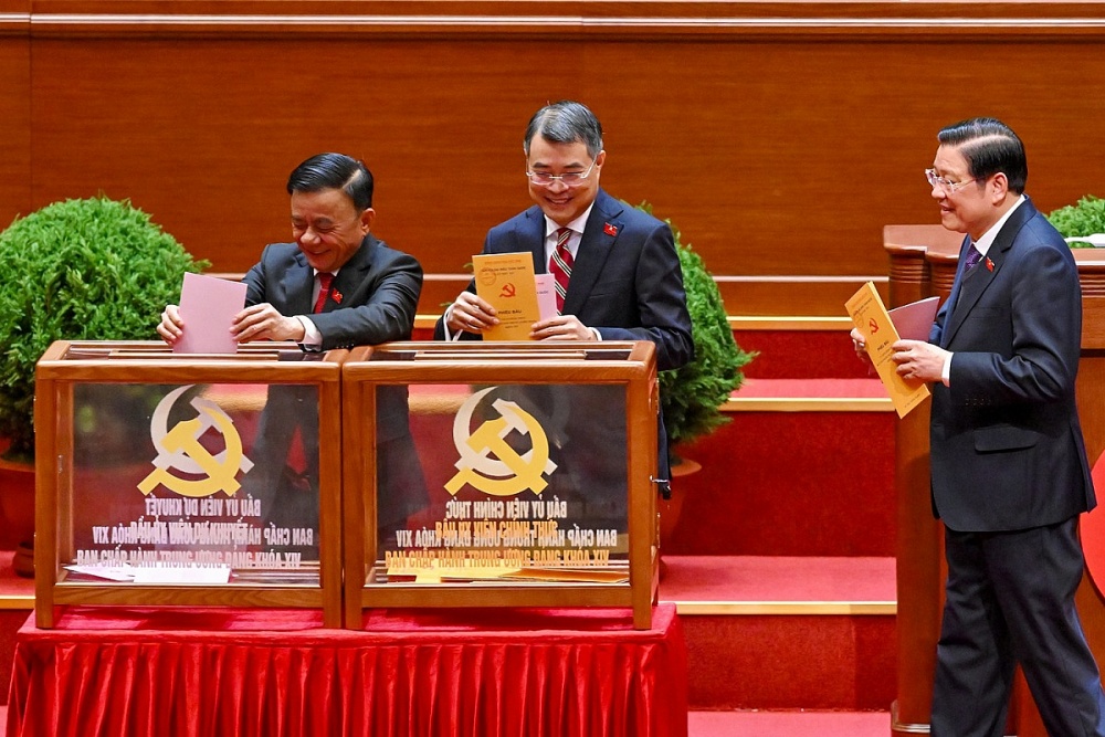 Thường trực Ban Bí thư Trần Cẩm Tú, Trưởng Ban Tổ chức Trung ương Lê Minh Hưng, Trưởng Ban Nội chính Trung ương Phan Đình Trạc bỏ phiếu bầu Ủy viên Trung ương chính thức và Ủy viên dự khuyết Ban Chấp hành Trung ương Đảng khóa XIV. Ảnh: Trung tâm báo chí Đại hội XIV