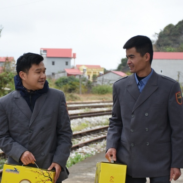 Xuân nghĩa tình trên những đường ray vùng biên