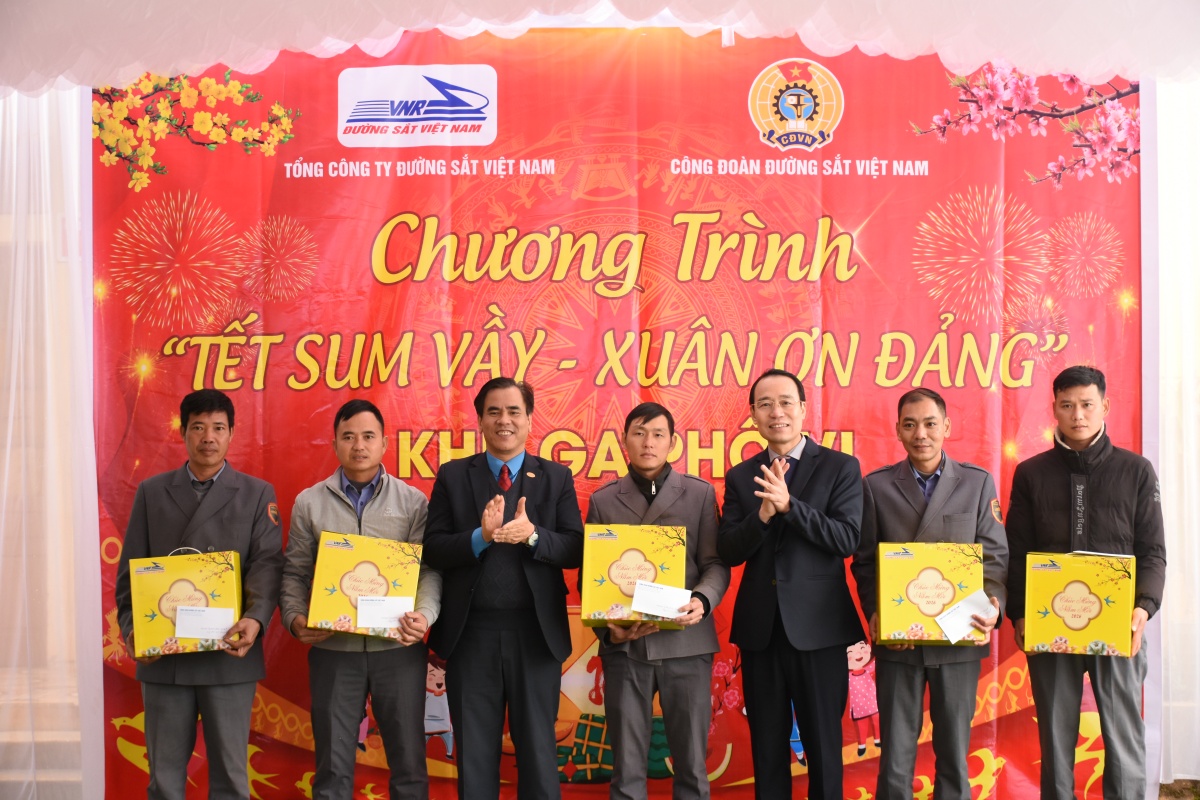 Xuân nghĩa tình trên những đường ray vùng biên Xuân nghĩa tình trên những đường ray vùng biên