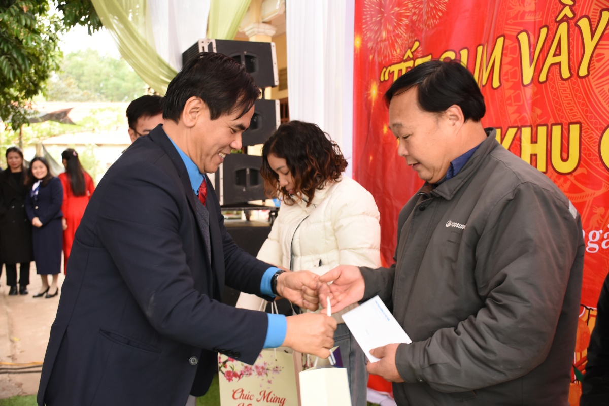 Xuân nghĩa tình trên những đường ray vùng biên Xuân nghĩa tình trên những đường ray vùng biên