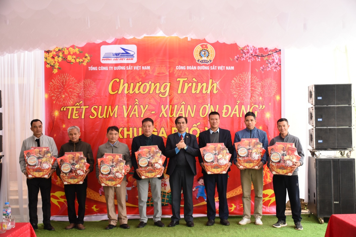 Xuân nghĩa tình trên những đường ray vùng biên Xuân nghĩa tình trên những đường ray vùng biên