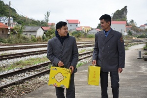 Xuân nghĩa tình trên những đường ray vùng biên