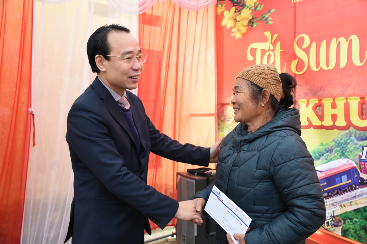 Xuân nghĩa tình trên những đường ray vùng biên Xuân nghĩa tình trên những đường ray vùng biên