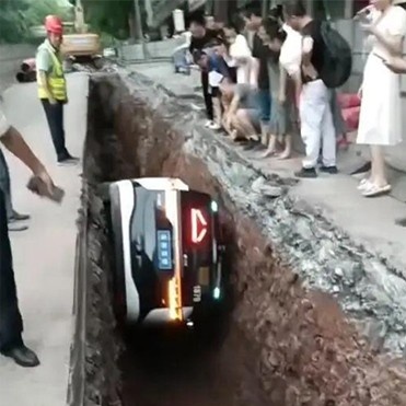 Xe taxi không người lái rơi xuống hố khi đang chở khách