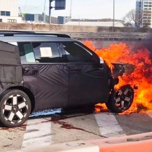 Nguyên mẫu Hyundai Santa Fe 2027 bất ngờ bị cháy khi chạy thử nghiệm ngoài phố