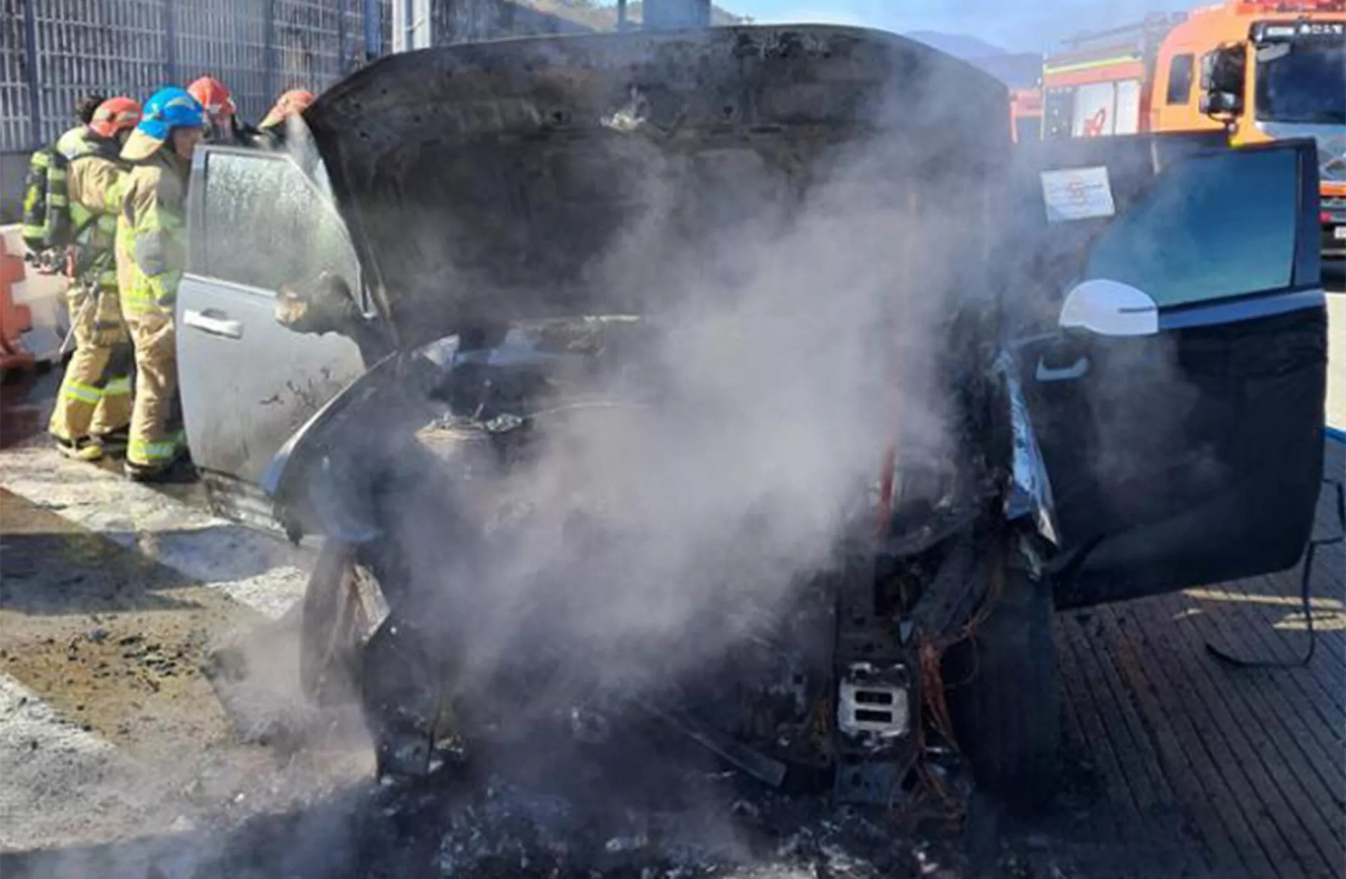 Đám cháy chưa rõ nguyên nhân đã thiêu hủy hoàn toàn phần đầu xe, may mắn là không có trường hợp thương vong nào