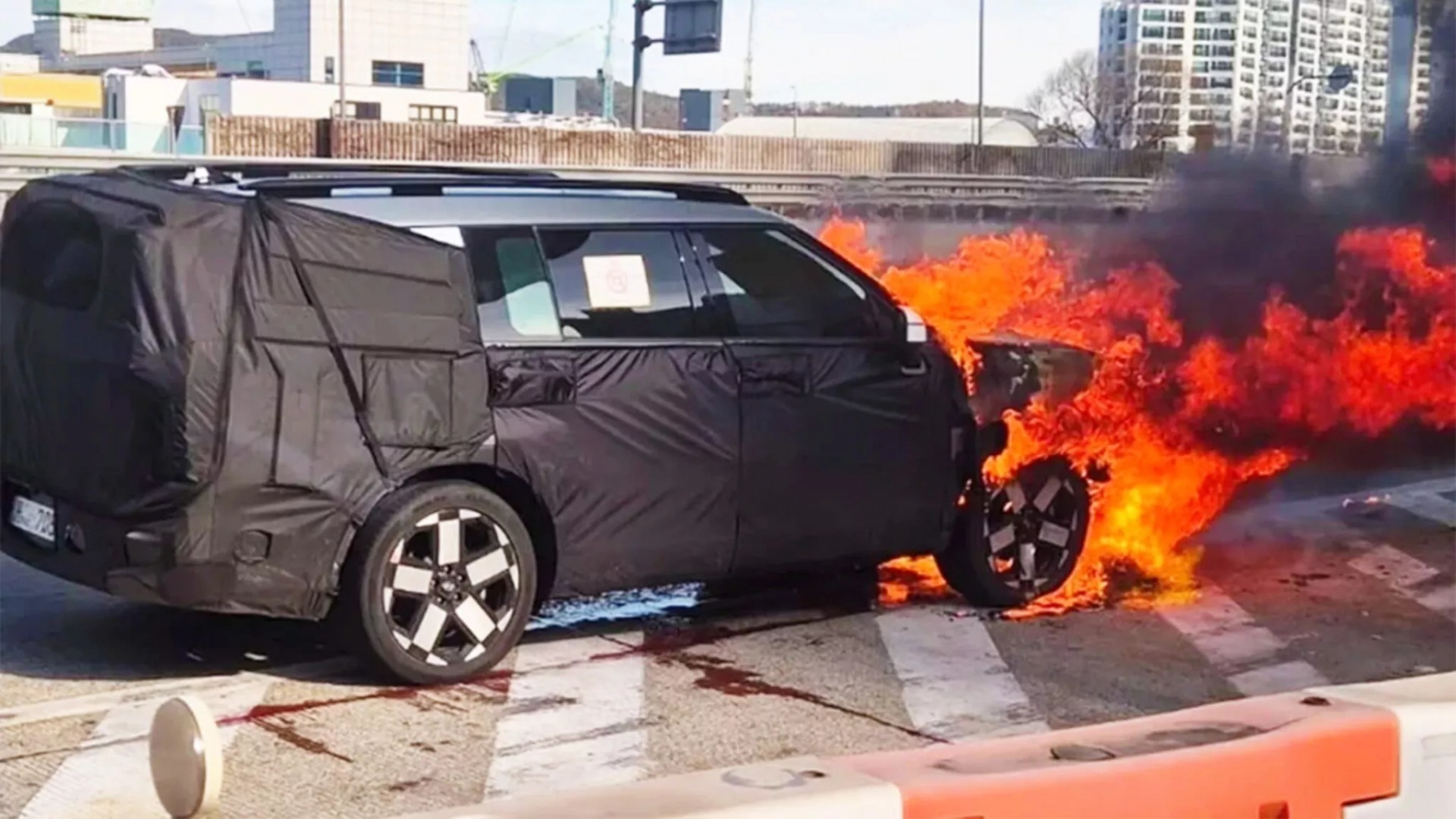 Hình ảnh nguyên mẫu Hyundai Santa Fe bản nâng cấp giữa vòng đời bị cháy phần đầu khi chạy thử nghiệm ở Hàn Quốc