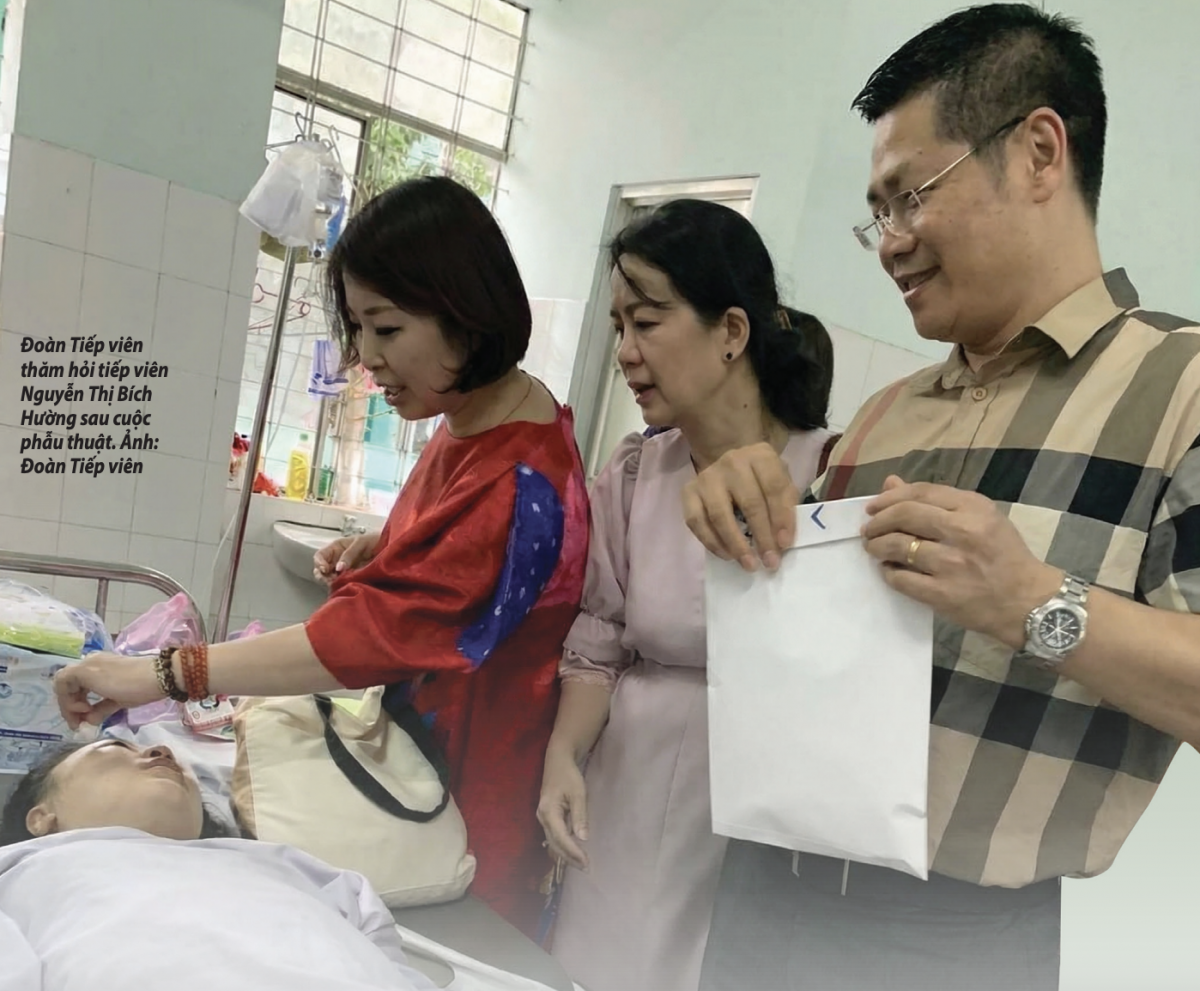 Đoàn Tiếp viên thăm hỏi tiếp viên Nguyễn Thị Bích Hường sau cuộc phẫu thuật. Ảnh: Đoàn Tiếp viên
