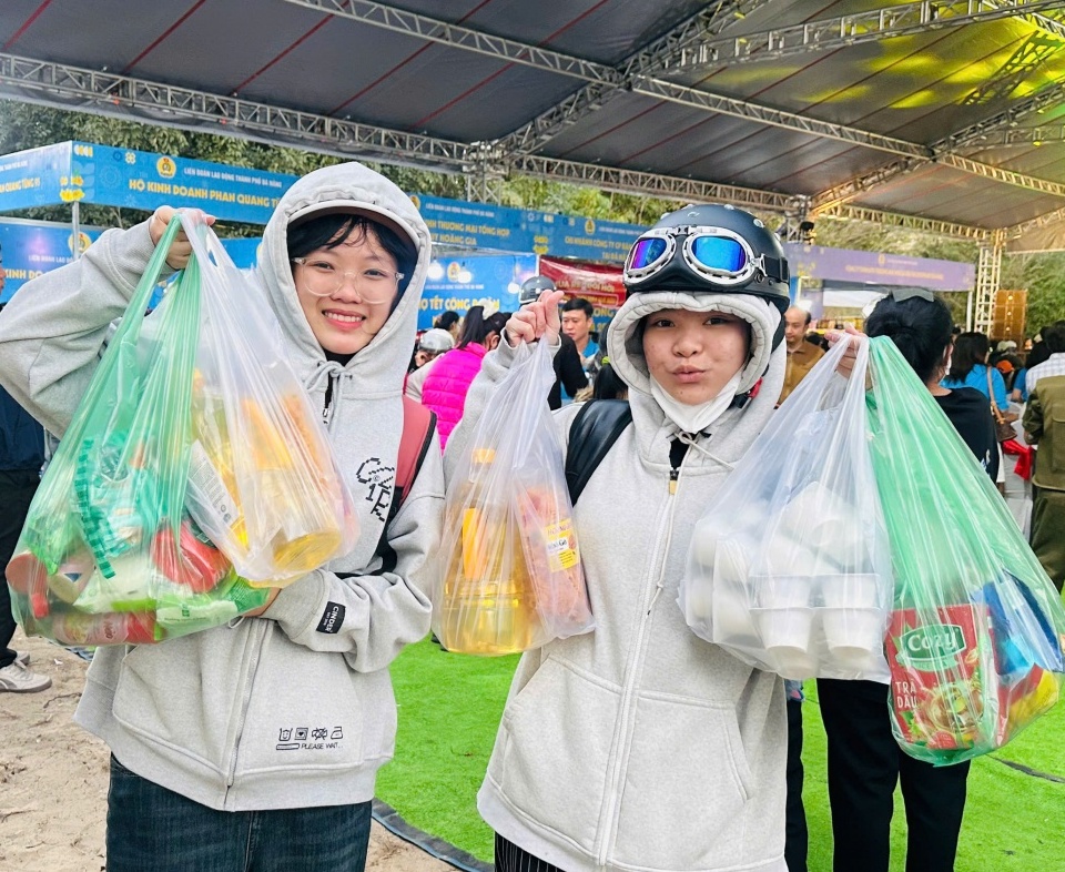 Người lao động Đà Nẵng rộn ràng mua sắm tại Chợ Tết Công đoàn