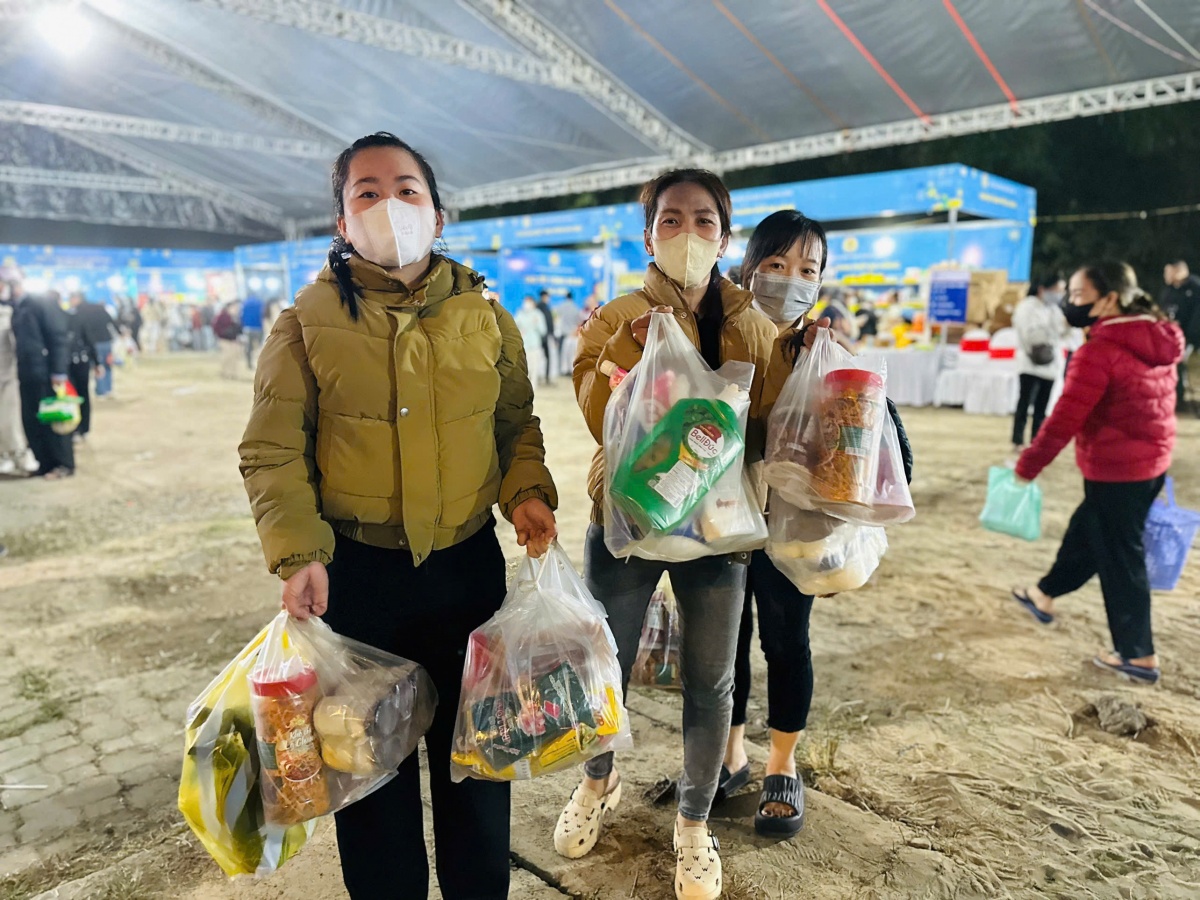 Người lao động Đà Nẵng rộn ràng mua sắm tại Chợ Tết Công đoàn