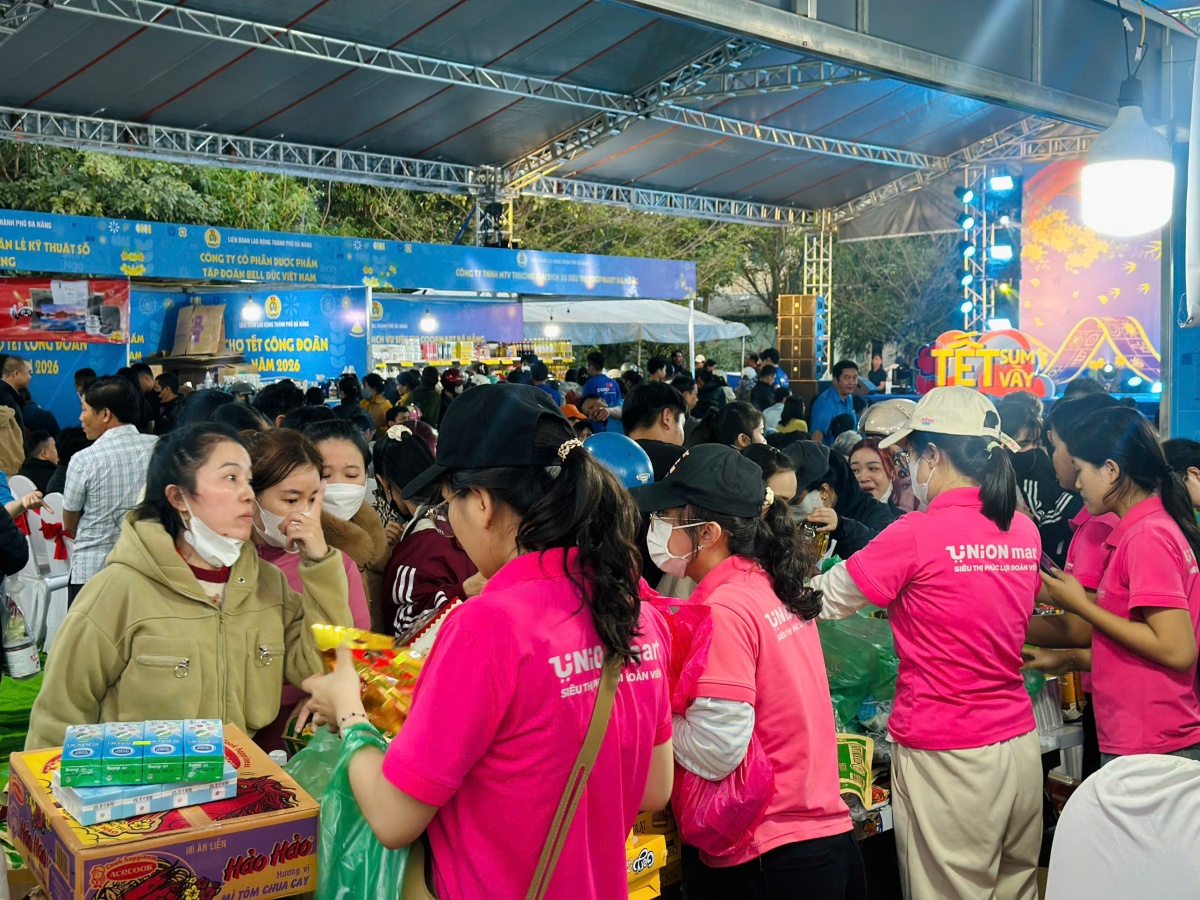 Người lao động Đà Nẵng rộn ràng mua sắm tại Chợ Tết Công đoàn